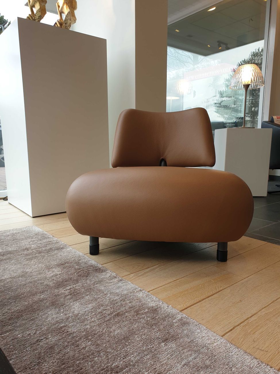 Tapis soyeux en soie de bambou marron clair intégré dans un salon moderne, apportant chaleur, élégance et confort