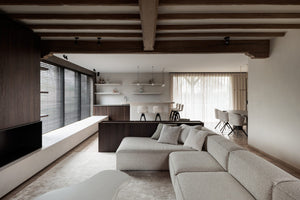 Tapis beige en viscose disposé dans un salon moderne, apportant chaleur et raffinement à la pièce