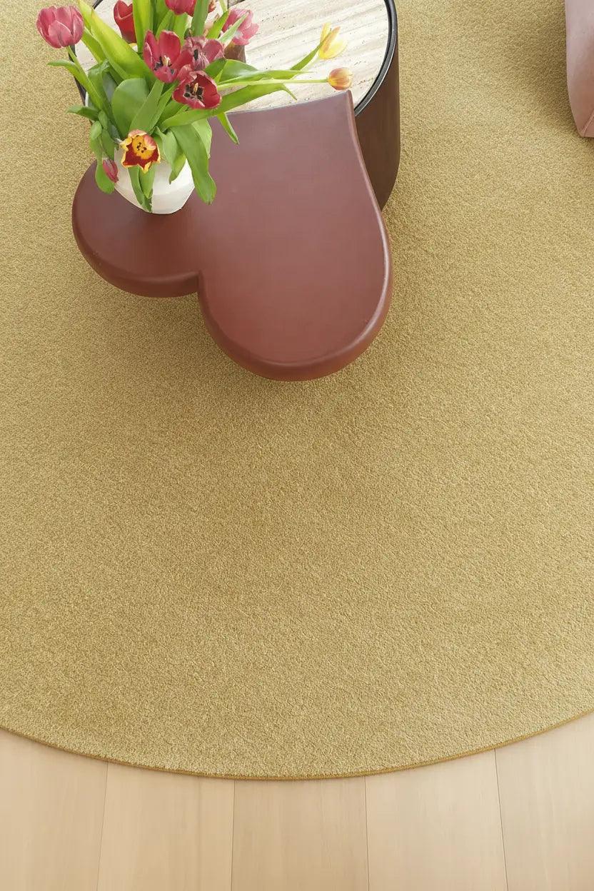 Tapis or à poils ras en polyamide 70x140 – Clarity, dans un salon