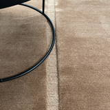Tapis artisanal marron uni – Noumakh, dans un salon