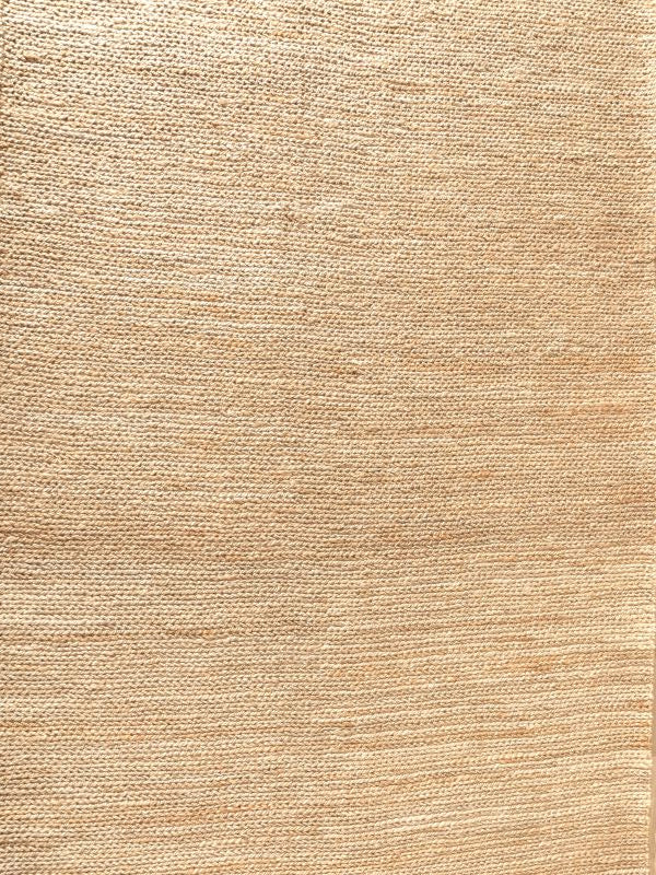 Tapis d’été beige en jute naturelle, vue de face, au tissage régulier et texture élégante 