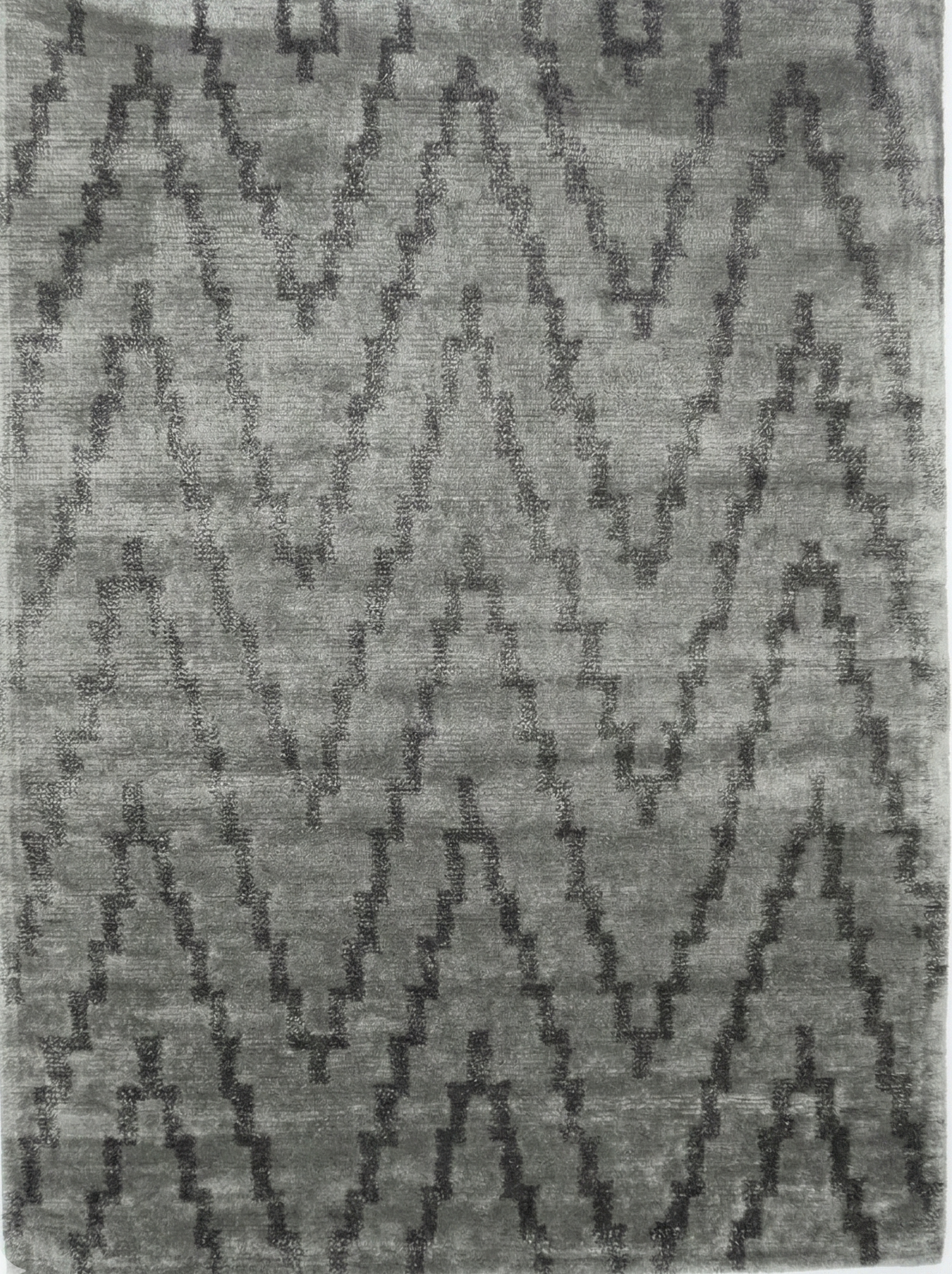 Auberginepaars geometrisch patroon vloerkleed van Nieuw-Zeelandse wol en viscose.