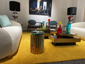 Tapis géométrique jaune en laine dans un salon contemporain, apportant chaleur, couleur et design à la décoration