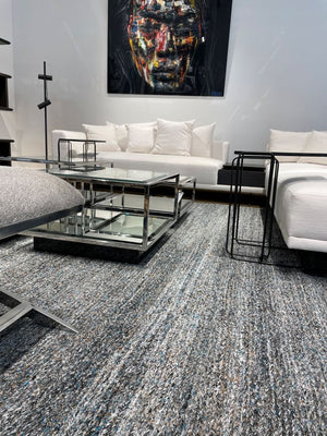 Tapis tout-terrain en PET recyclé gris bleu orange placé dans un salon contemporain, décoration responsable