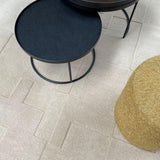 Tapis géométrique ivoire en laine – Deep 3D, dans un salon (2)