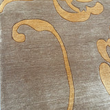 Tapis marron et orange tissé main – Emporium : détail du tissage (2)