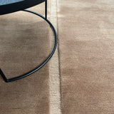 Tapis artisanal marron uni – Noumakh, dans un salon (2)
