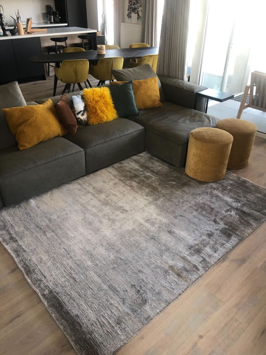 Tapis en soie de bambou gris marron intégré dans un salon, apportant chaleur et raffinement à la pièce