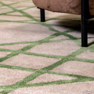 Tapis contemporain haut de gamme London Cannage référence 640-CAN4761 par angelorugs, design à motif tressé vert et bordure rose sur fond beige, chez Bel-Deco.