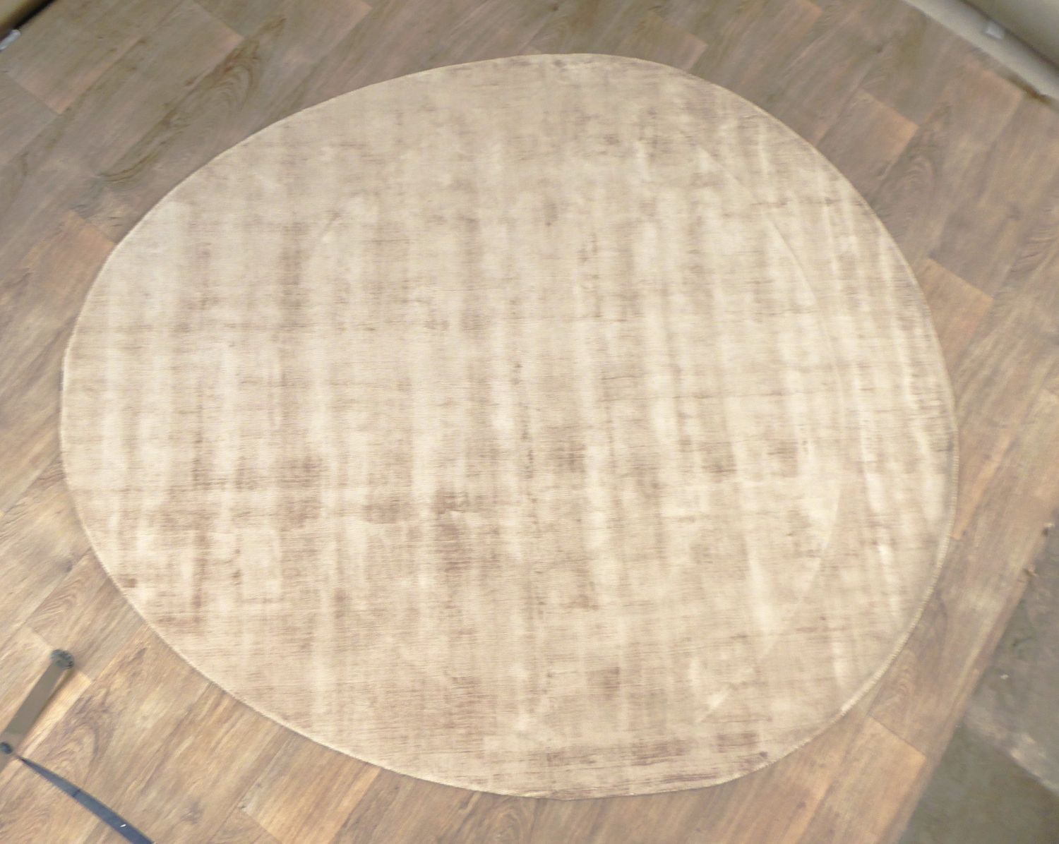 Tapis rond beige en viscose, vue de face – surface lisse et brillante, texture luxueuse et élégante