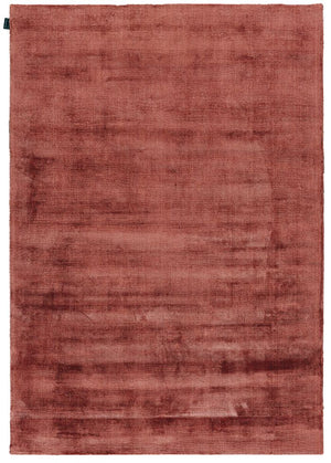 Tapis rouge luxueux en viscose, vue de face, texture brillante et soyeuse