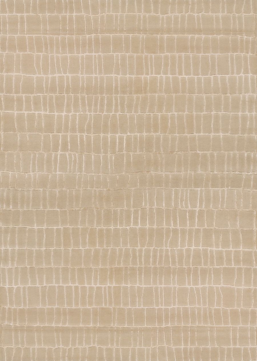 Tapis luxueux aux formes irrégulières beige en laine et viscose, vu de face sur fond neutre