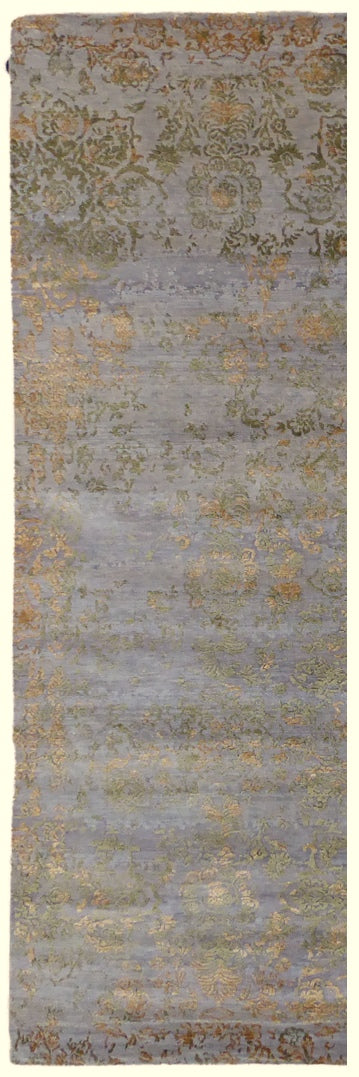 Luxueux tapis de couloir à motif baroque en laine et soie gris et or – vue de face, texture raffinée et éclat subtil