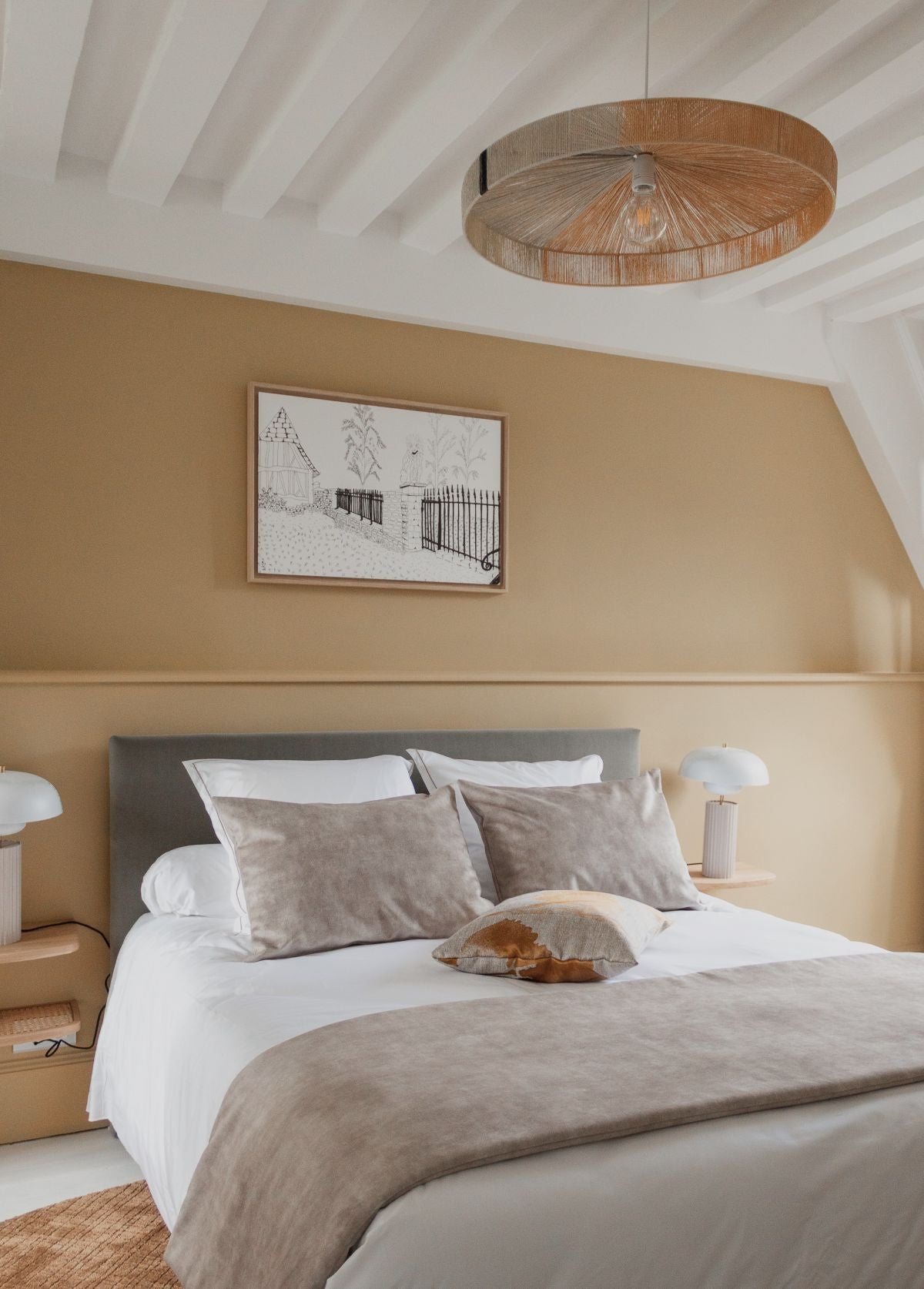 Tapis marron or avec motif subtil en carreaux, intégré dans une chambre chaleureuse, tissé à la main en PET recyclé