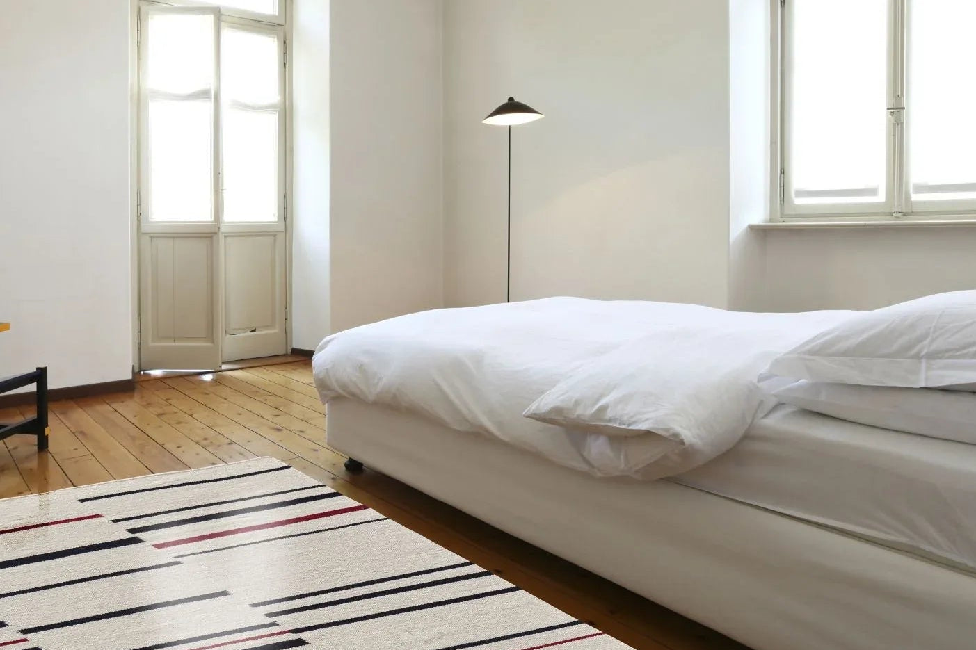 Hazara – Elfenbeinfarbener, schwarzer und roter Wollteppich – Moderne Teppiche zu Outletpreisen – Bel-Deco