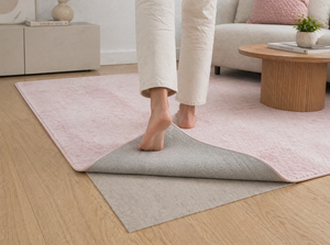 Vilt ondertapijt comfort met antislip voor een zachte, dikke en stabiele basis. Verhoog het loopcomfort, bescherm uw vloer en houd uw tapijt perfect op zijn plaats.