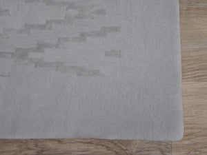 Großer grauer Teppich mit geometrischem Muster aus neuseeländischer Wolle und Viskose
