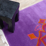 Alfombra violeta de pelo corto de lana – Kathmandu, en un interior