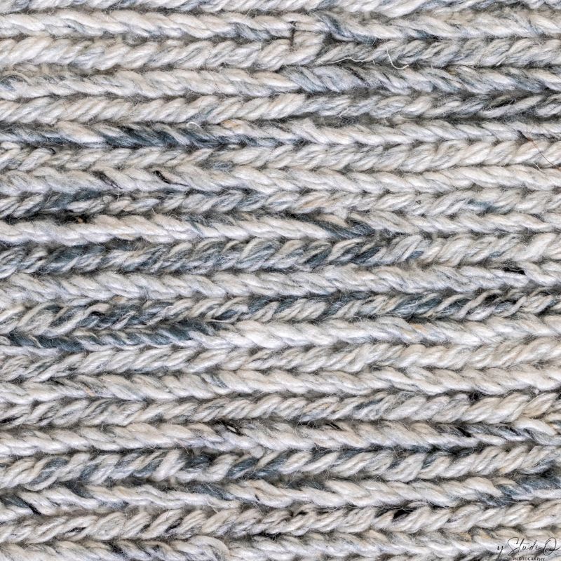 Gros plan sur le tissage du tapis en PET recyclé bleu et blanc, texture résistante tout terrain pour intérieur et extérieur