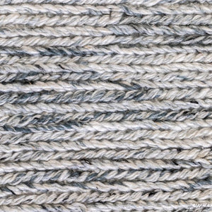 Gros plan sur le tissage du tapis en PET recyclé bleu et blanc, texture résistante tout terrain pour intérieur et extérieur