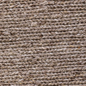 Gros plan sur la texture du tapis gris taupe en PET recyclé, fibres résistantes pour usage intérieur et extérieur
