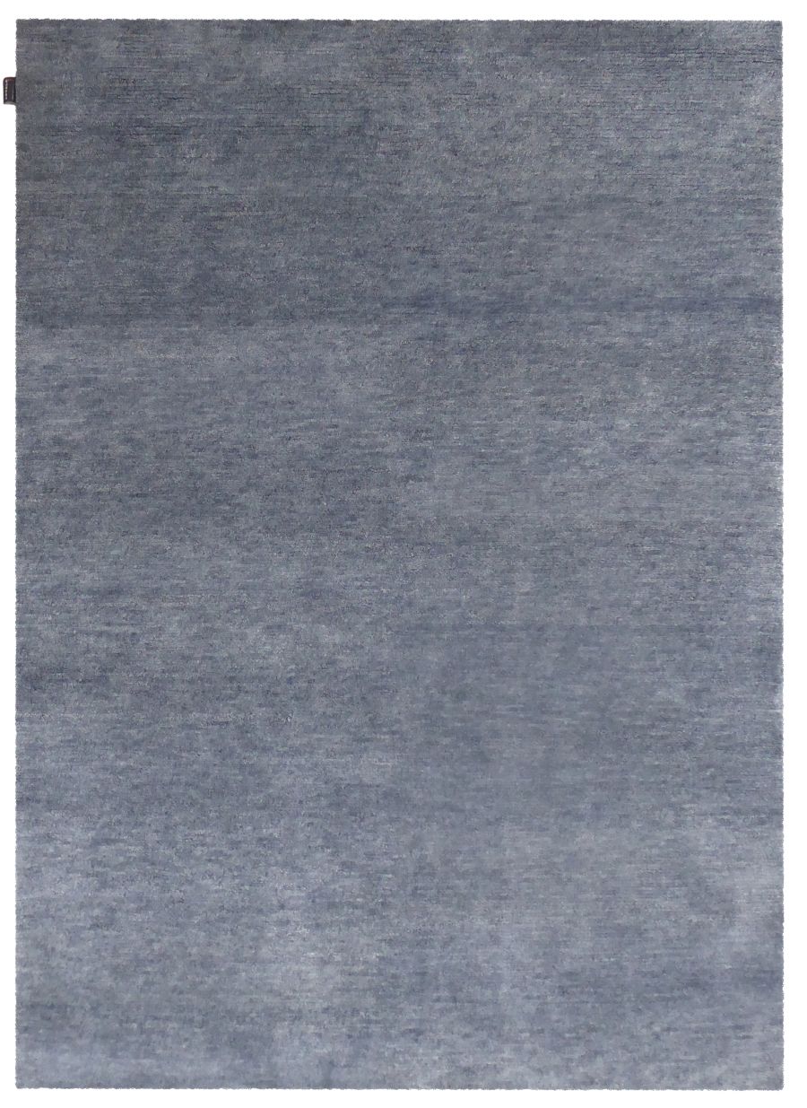 Tapis gris bleu soyeux en laine tissé à la main – vue de face montrant sa texture douce et sa teinte élégante