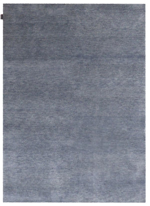 Tapis gris bleu soyeux en laine tissé à la main – vue de face montrant sa texture douce et sa teinte élégante
