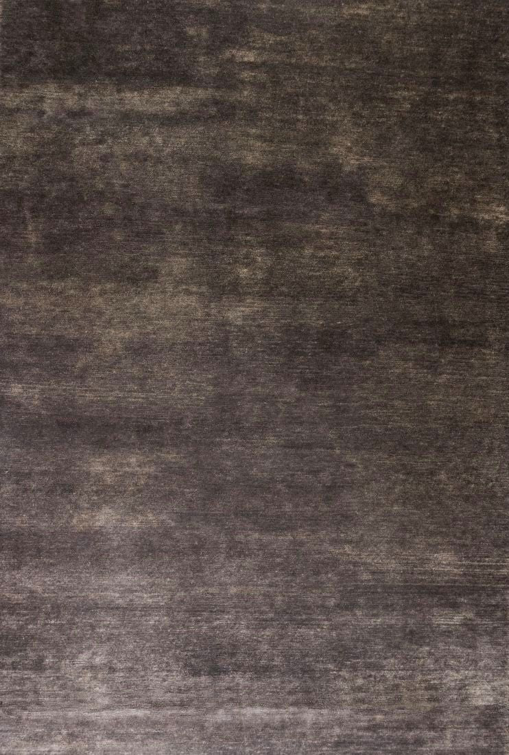 Tapis brun gris foncé tissé à la main en laine, vu de face, texture soyeuse et surface uniforme