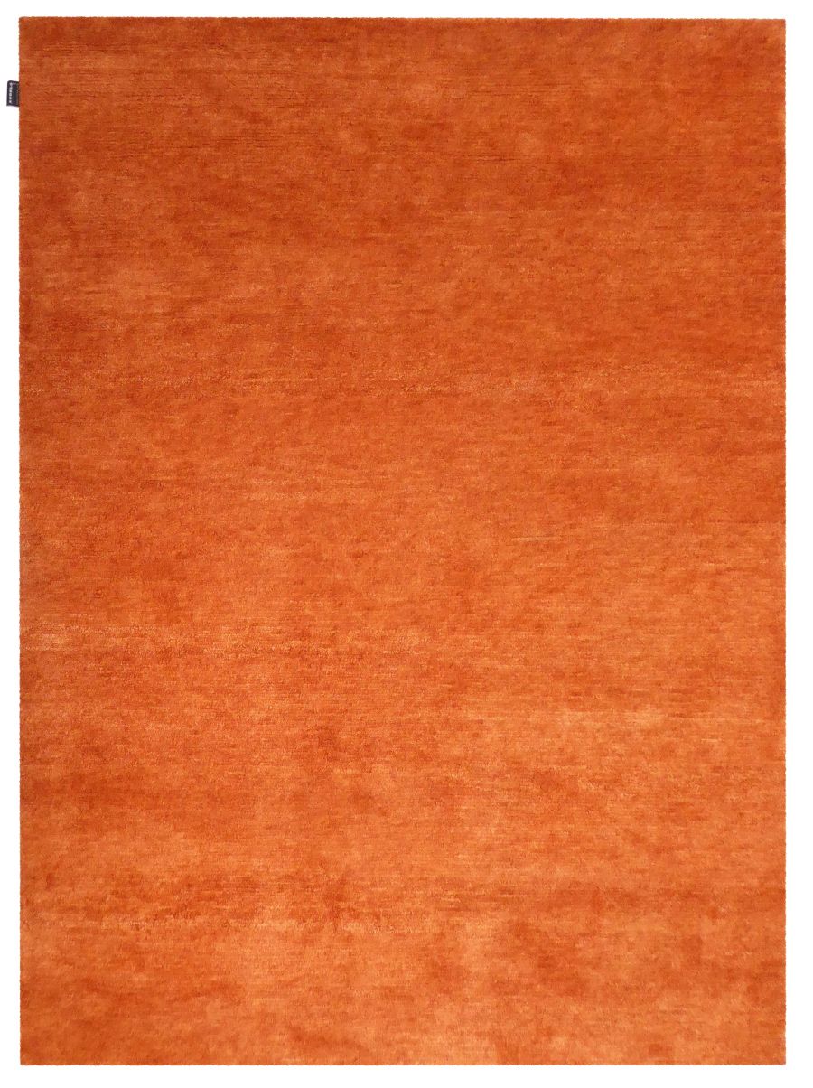 Tapis orange vif soyeux tissé à la main en laine – vue de face, texture douce et finition artisanale