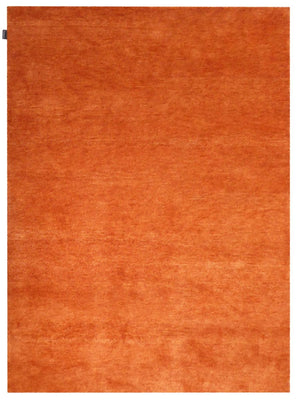 Tapis orange vif soyeux tissé à la main en laine – vue de face, texture douce et finition artisanale