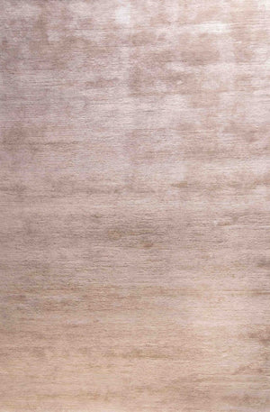 Tapis sable soyeux tissé main en laine – vue de face montrant la texture douce et les nuances naturelles du beige