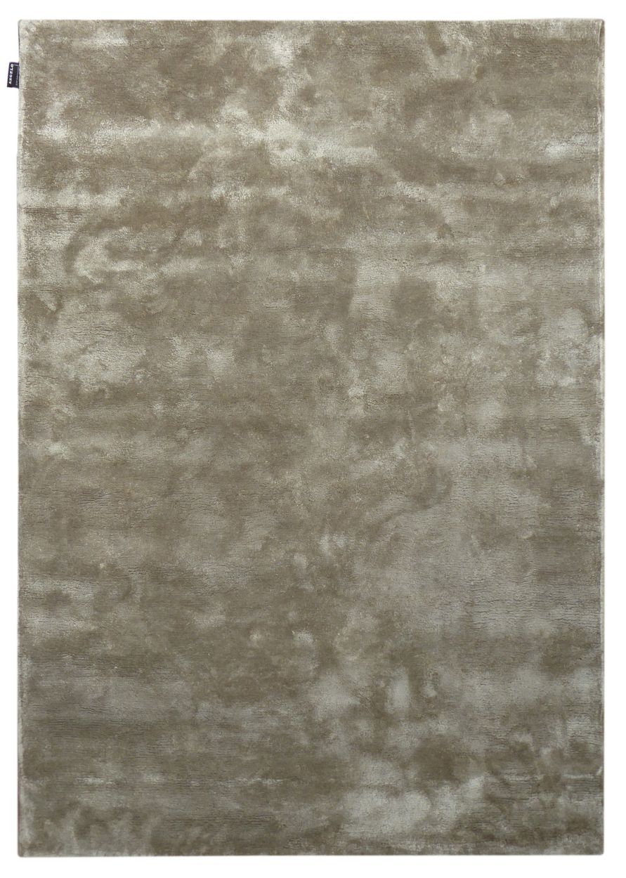 Tapis en viscose gris taupe vu de face, texture soyeuse et surface uniforme