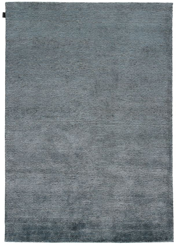 Tapis bleu élégant, vue de face – mélange raffiné de soie de bambou et laine, au fini brillant et luxueux