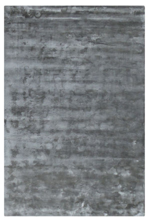 Tapis gris en viscose présenté de face, au fini lisse et lumineux