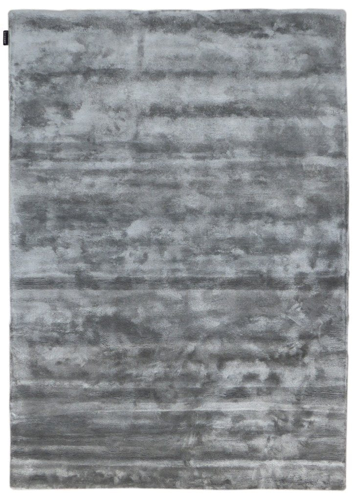 Tapis gris en viscose, vu de face, texture douce et aspect soyeux