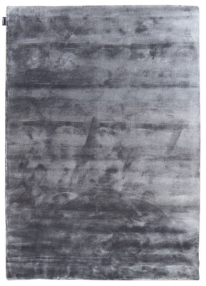 Tapis en viscose gris, vu de face, texture lisse et élégante, format rectangulaire