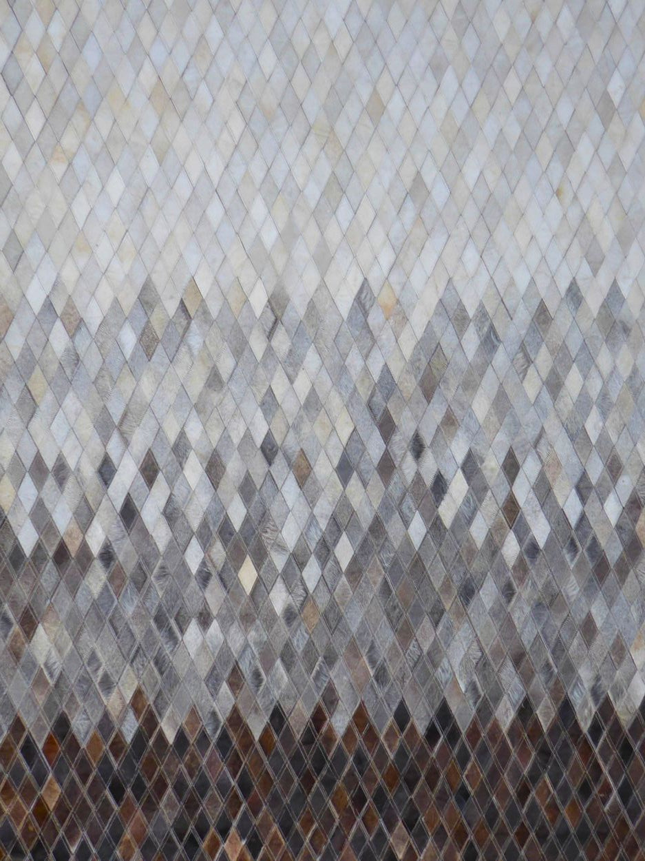 Tapis audacieux en cuir de vachette avec motifs géométriques brun, gris et ivoire, vue de face complète