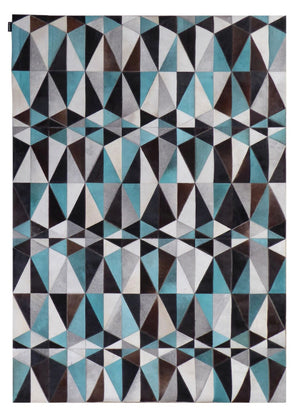 Tapis audacieux en cuir de vachette avec motifs géométriques gris, ivoire, bleu et brun – vue de face complète