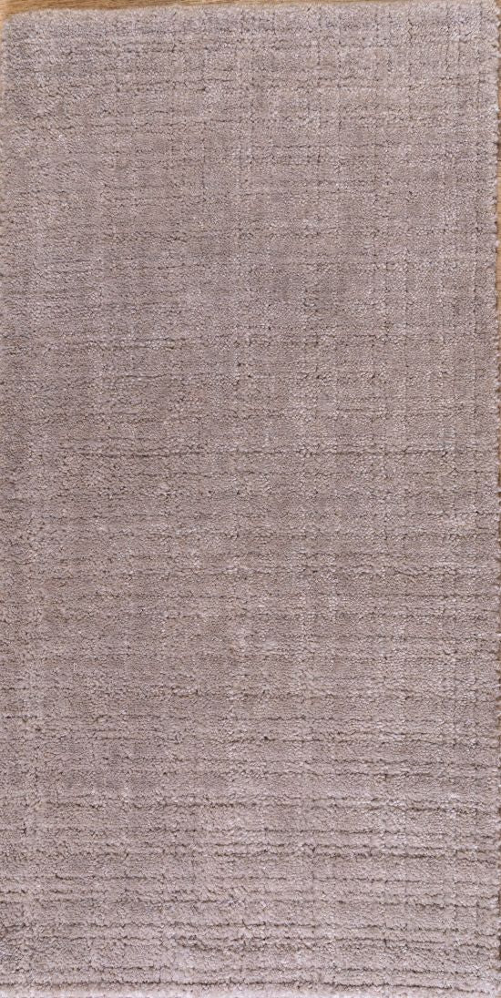 Tapis rose pâle élégant et durable, tissé à la main en PET recyclé, vu de face sur sol neutre