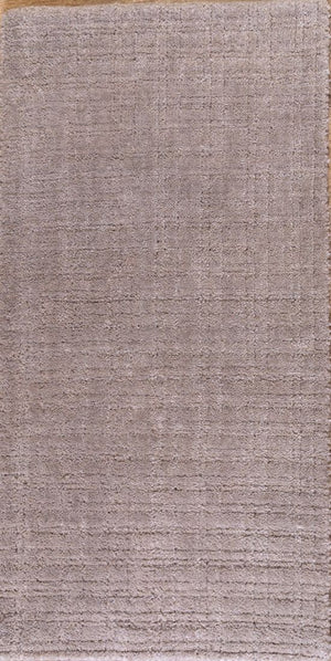 Tapis rose pâle élégant et durable, tissé à la main en PET recyclé, vu de face sur sol neutre