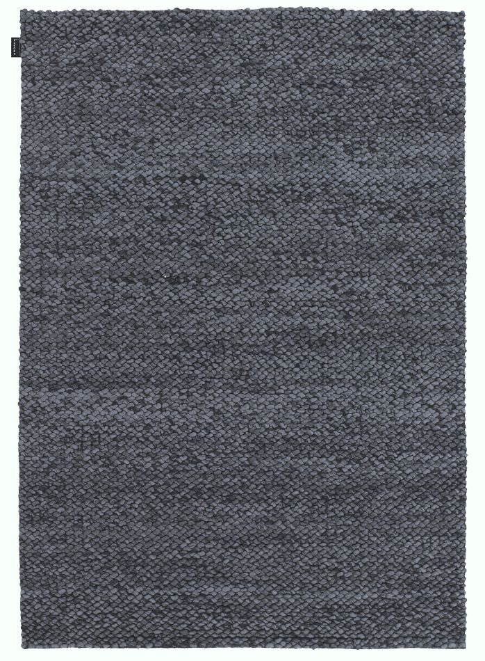 Tapis en laine à relief gris bleu foncé, texture boucles feutrées, vue de face, style chaleureux et contemporain
