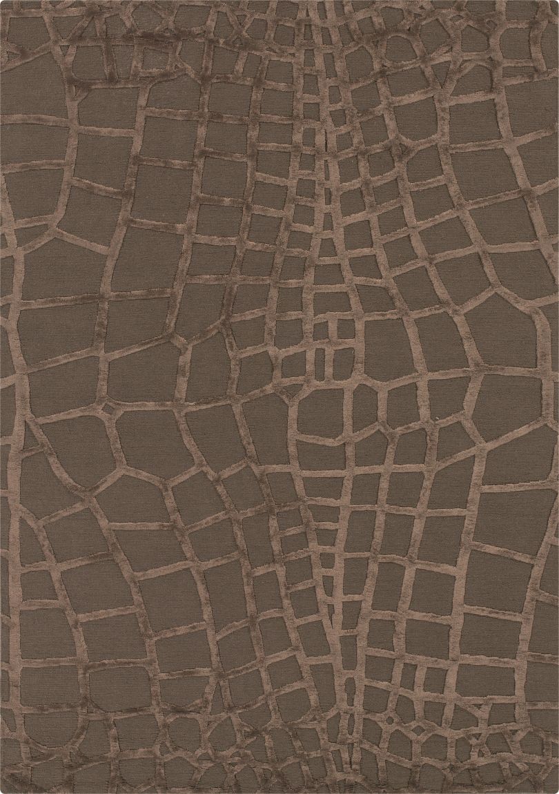 Tapis brun à motifs géométriques inspiration python en laine de Nouvelle-Zélande et viscose, présenté à plat