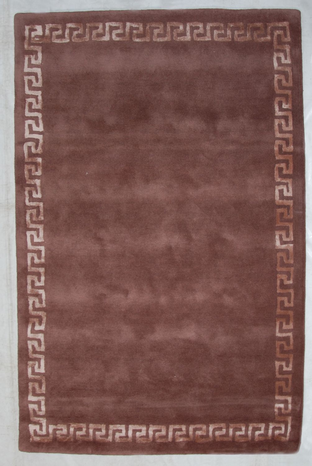 Tapis motifs grecs en viscose et laine, vue de face, coloris marron bronze