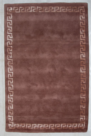 Tapis motifs grecs en viscose et laine, vue de face, coloris marron bronze