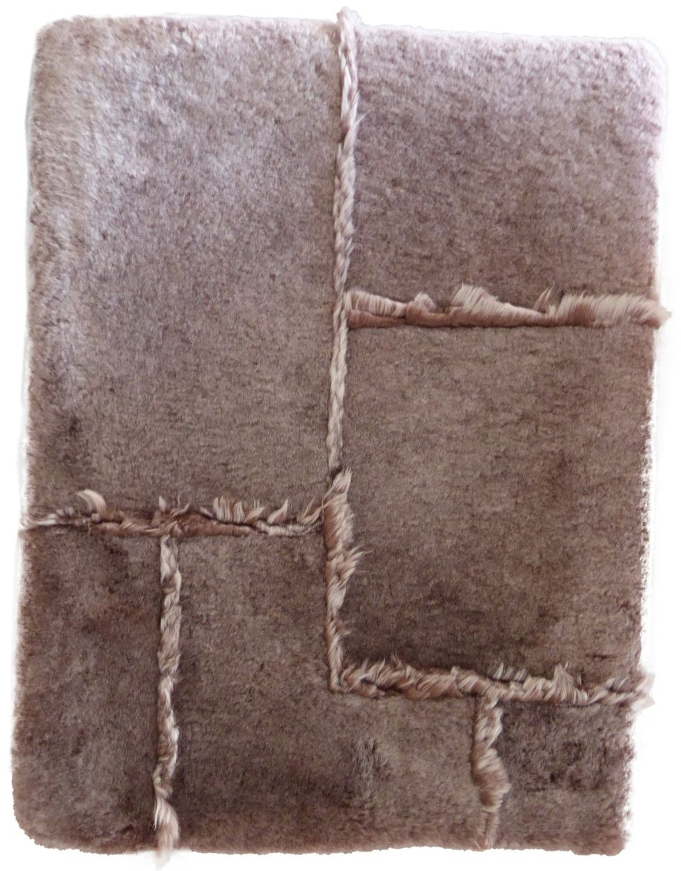 Détail du tapis rose marron en laine d’agneau – poil long et court, richesse des matières et douceur au toucher