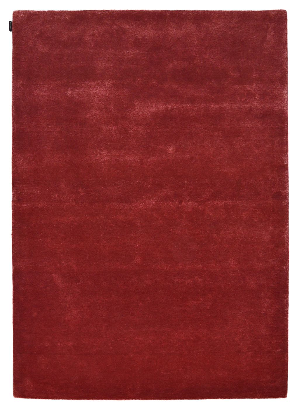 Tapis rouge en laine de Nouvelle-Zélande et viscose vu de face, texture douce et finition soignée