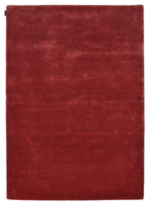 Tapis rouge en laine de Nouvelle-Zélande et viscose vu de face, texture douce et finition soignée