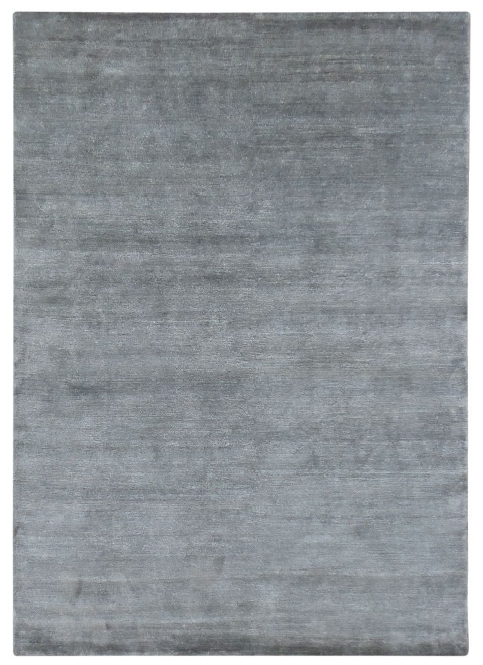 Tapis en soie de bambou gris argenté, texture raffinée et soyeuse, présenté de face