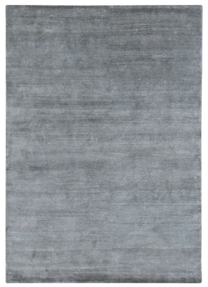 Tapis en soie de bambou gris argenté, texture raffinée et soyeuse, présenté de face