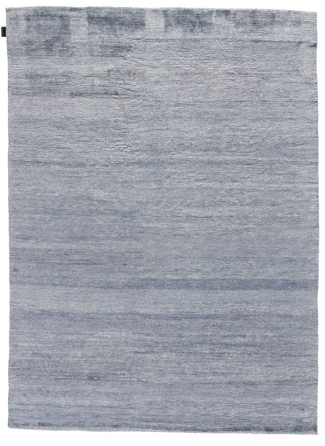 Tapis en soie de bambou raffiné bleu et blanc vu de face, fibres soyeuses et motif élégant